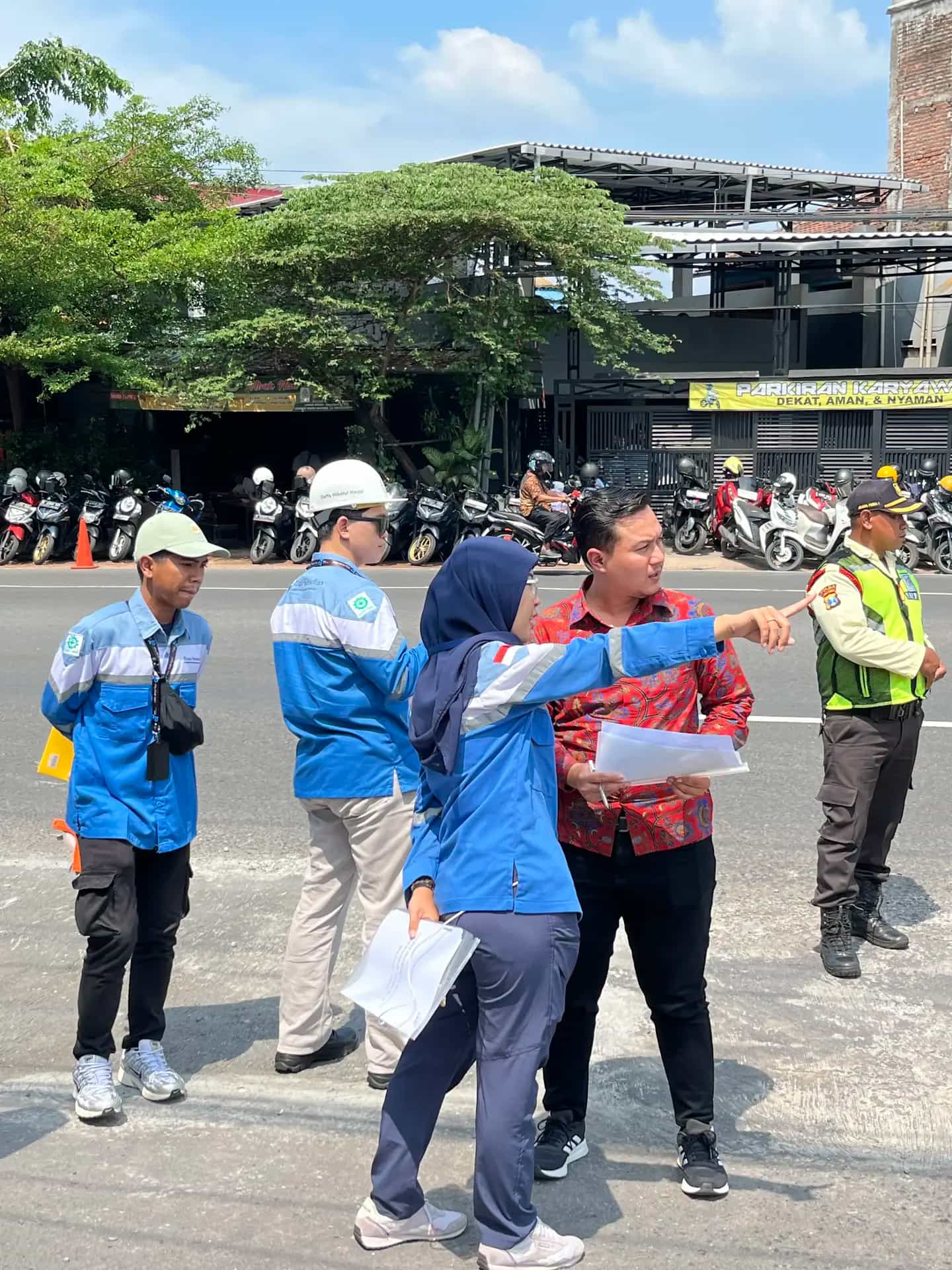 Koordinasi Tim di Sekitar Lokasi