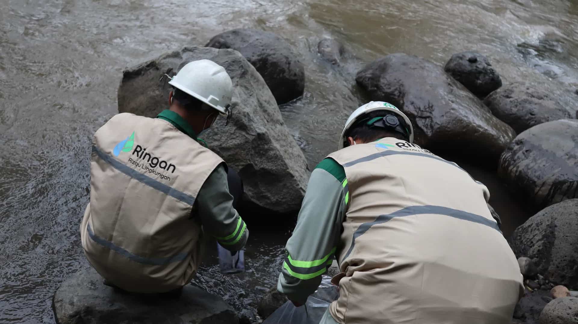 Pengambilan Sampel Air Sungai