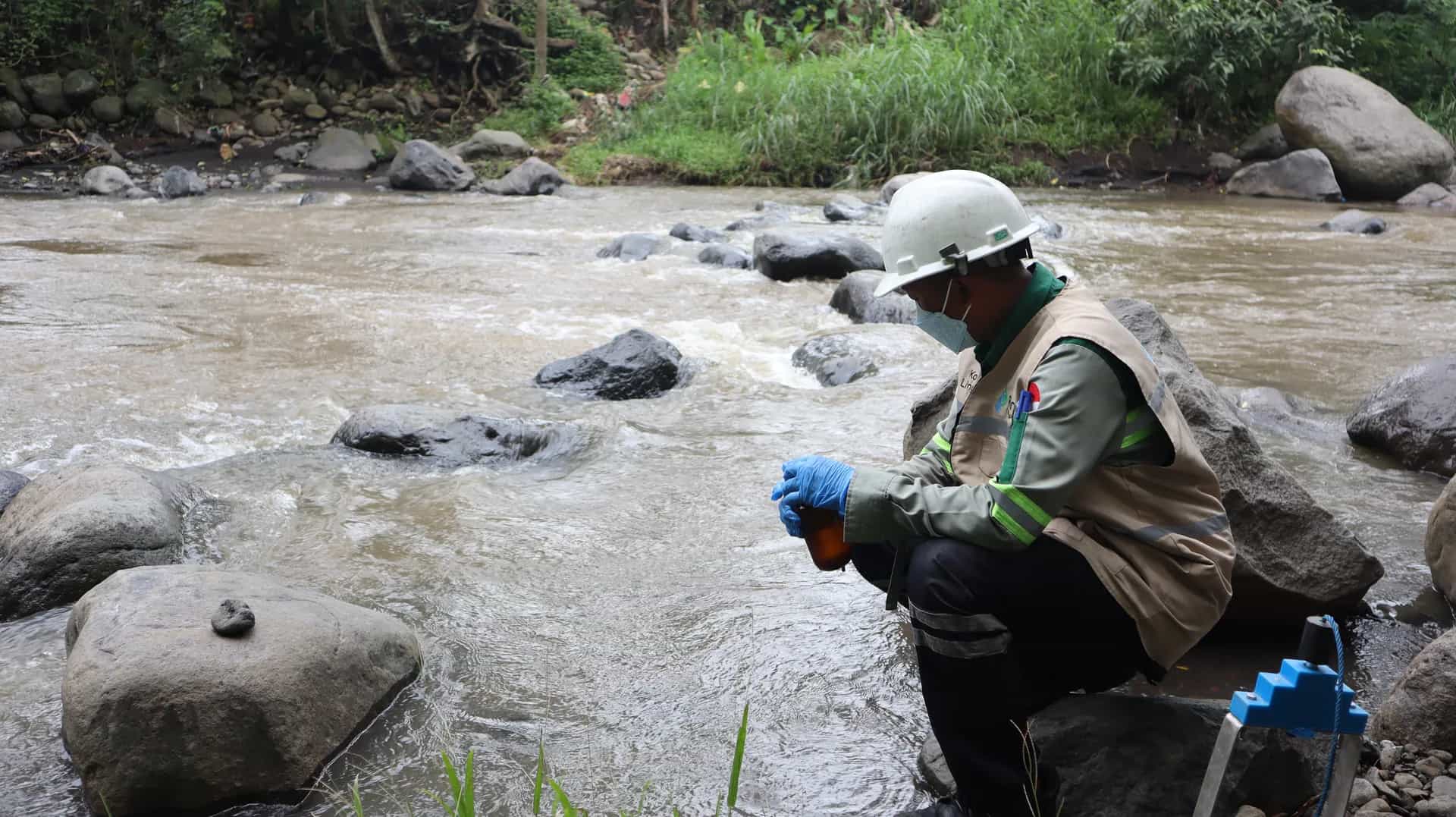 Pengambilan Sampel Air di Bebatuan Sungai