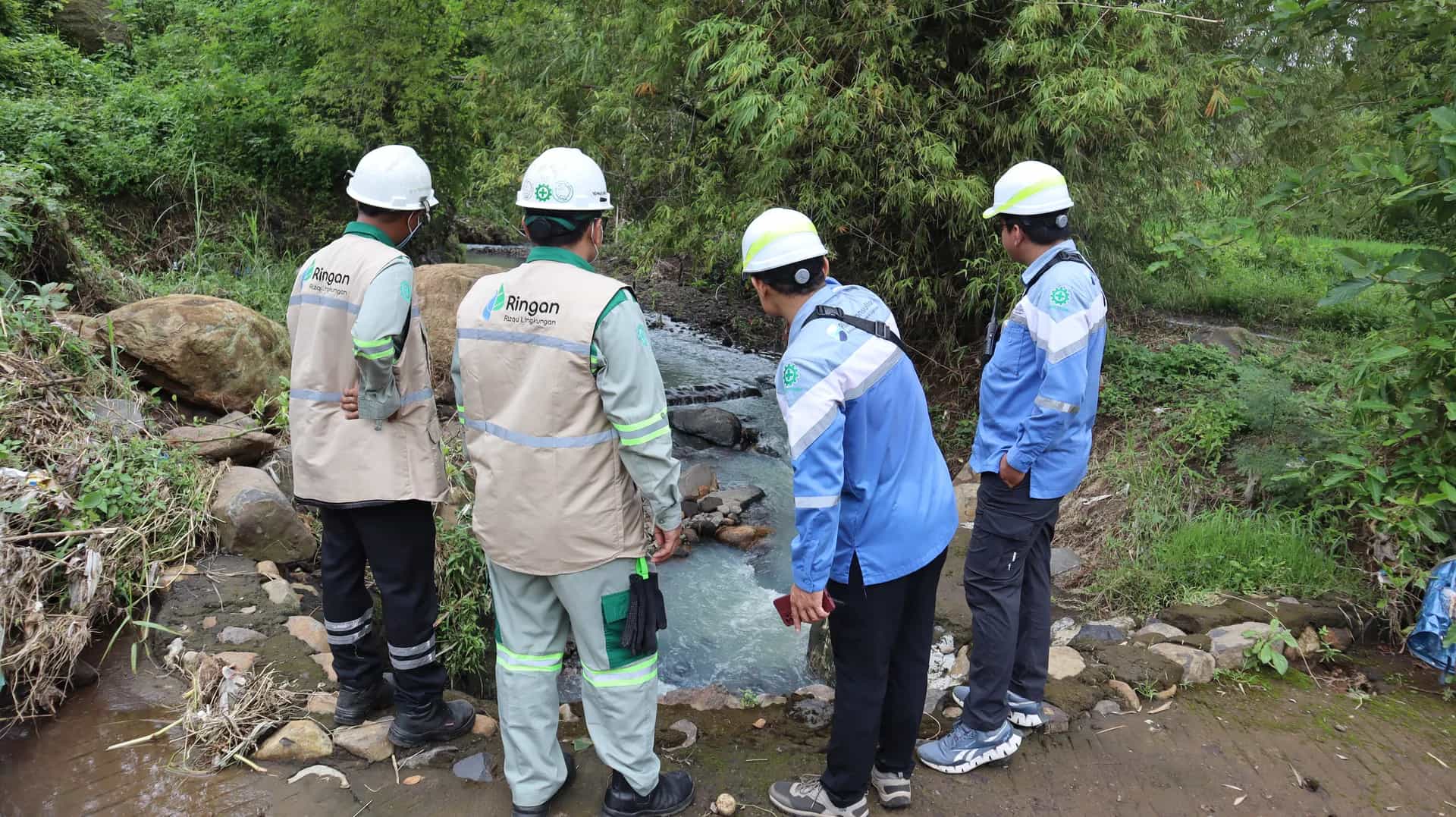 Diskusi Tim di Lokasi Survei